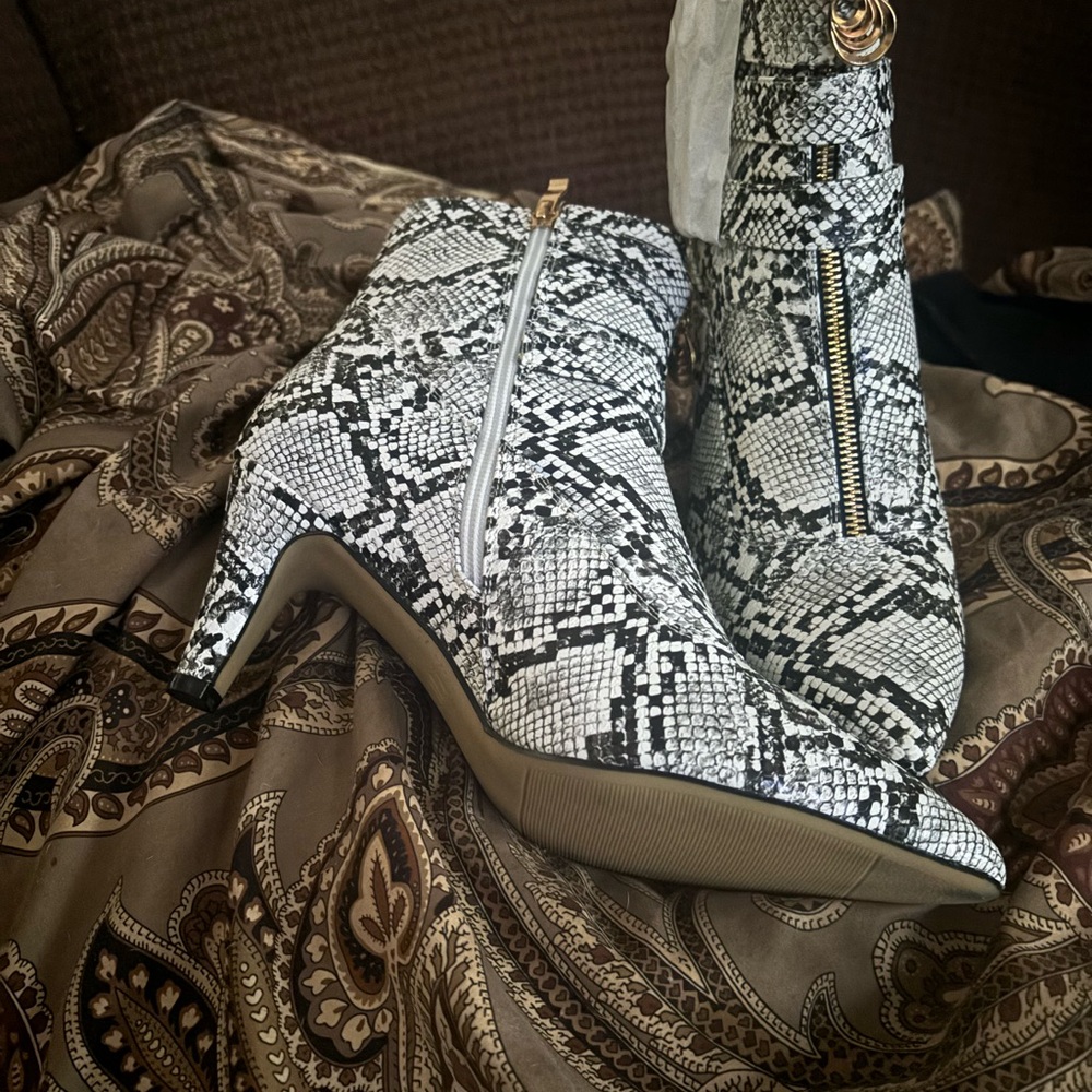 Snake pattern Heels Black and white! Make a simple outfit pop with every step!!